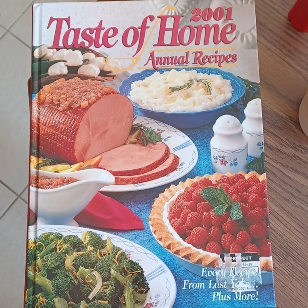 2001, Taste of Home Annual Recipes, 322 page cookbook, EUC